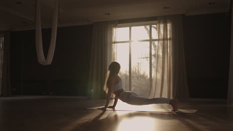 Eine-Junge-Frau-übt-Yoga-Übungen-In-Zeitlupe-Im-Sonnenlicht.-Licht-Durch-Das-Fenster-Sonnenlicht